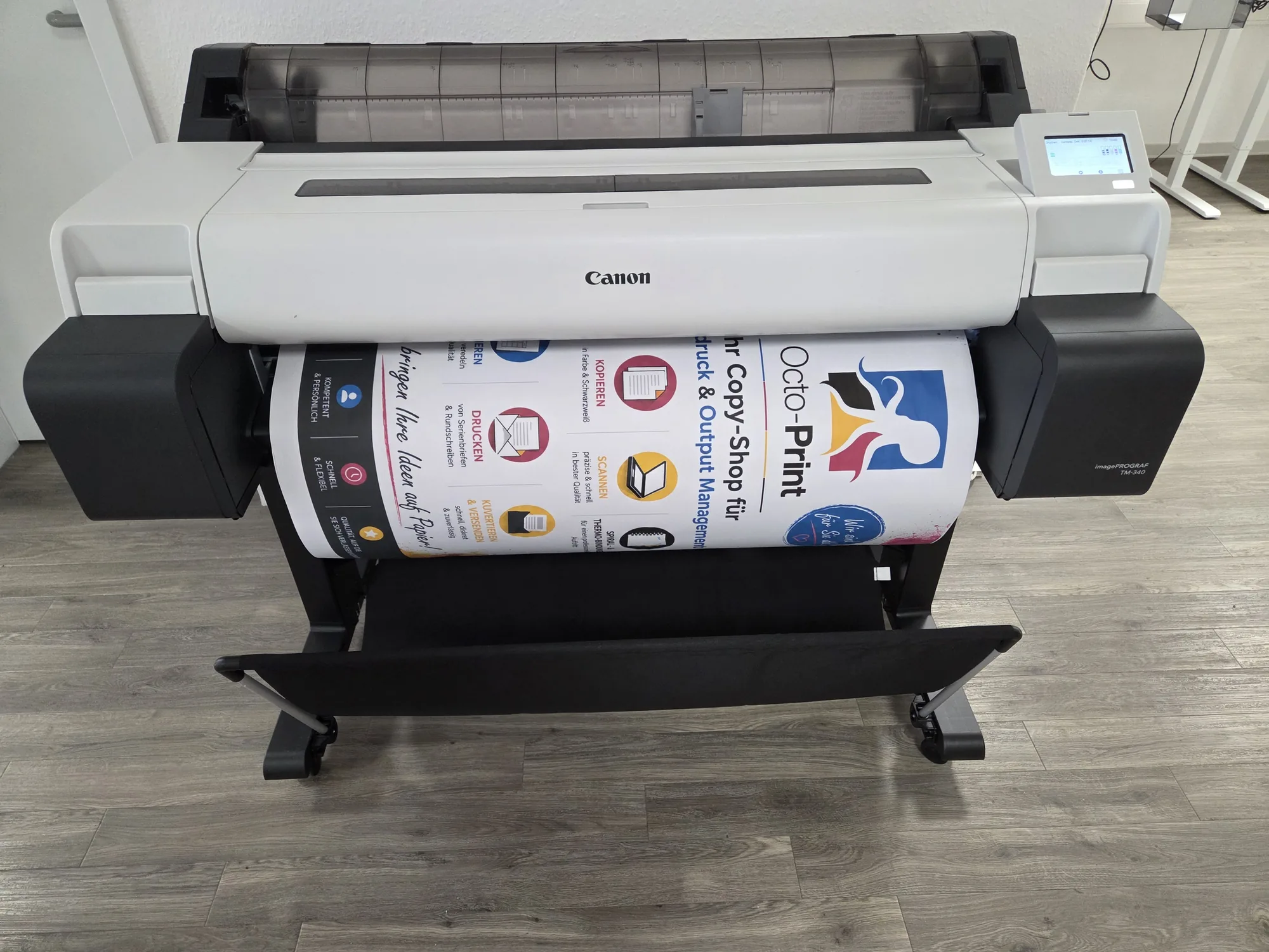 Großformatdrucker von Octo-Print mit einem Plakat der Leistungen
