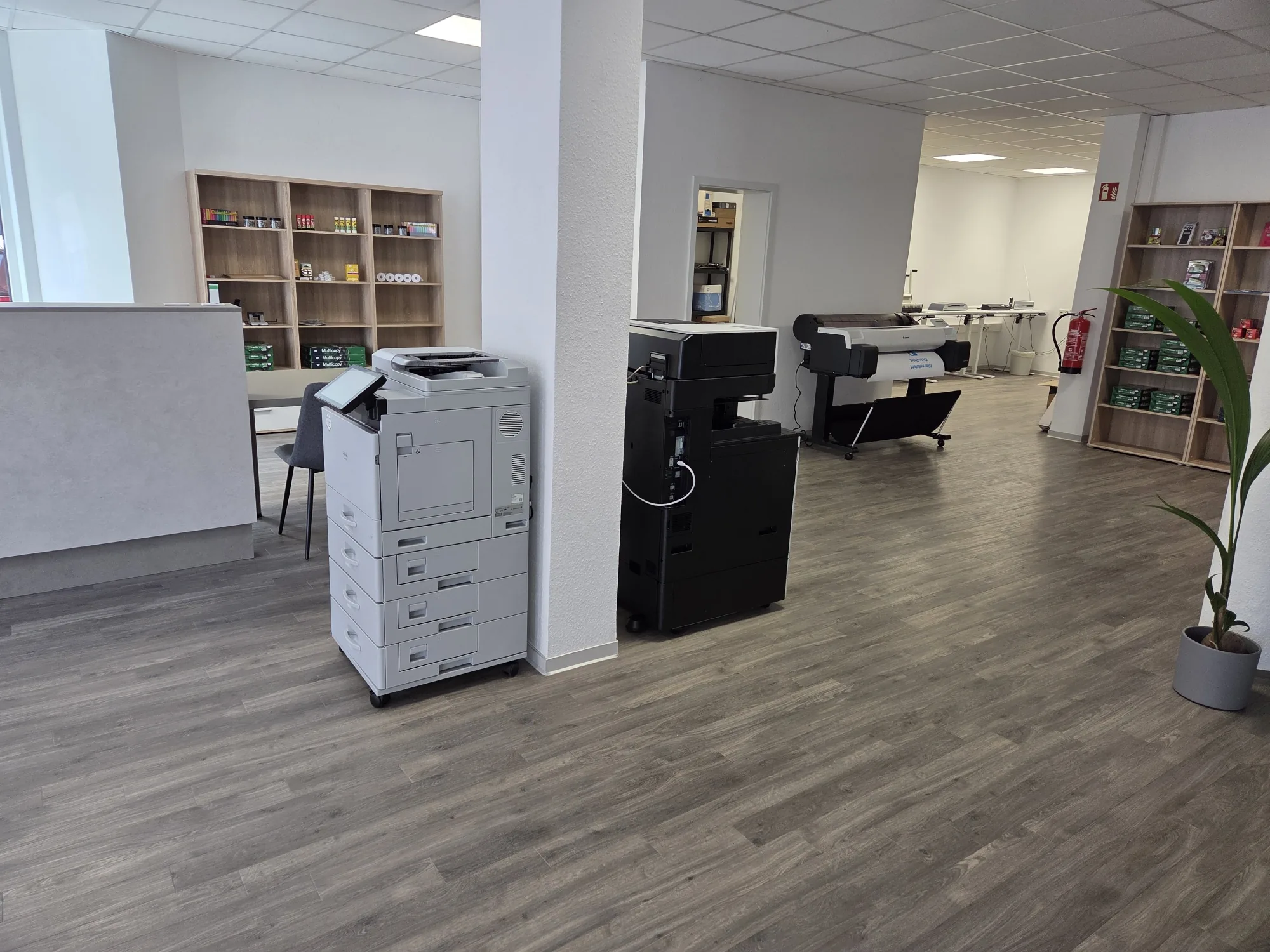 Kopierer und Großformatdrucker im Laden von Octo-Print